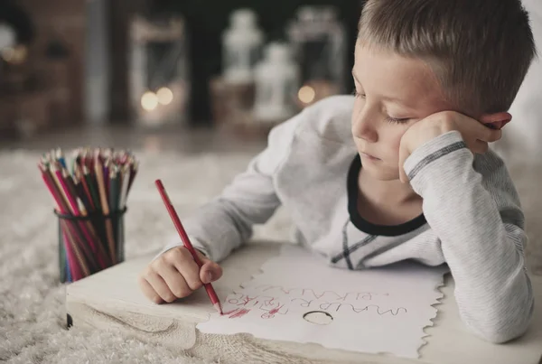 Jongen tekening op verdieping — Stockfoto