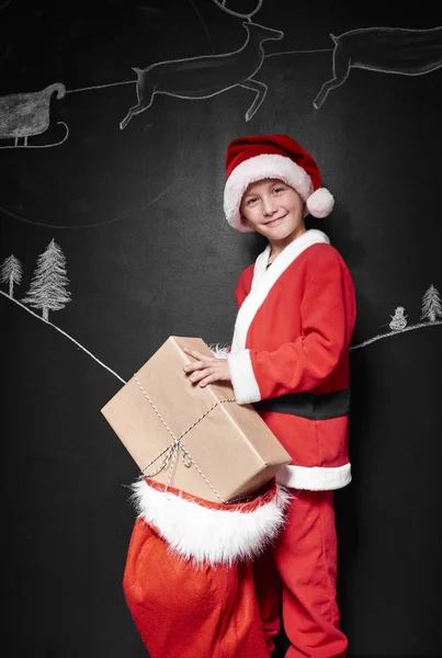 Liten pojke i santa claus kostym — Stockfoto