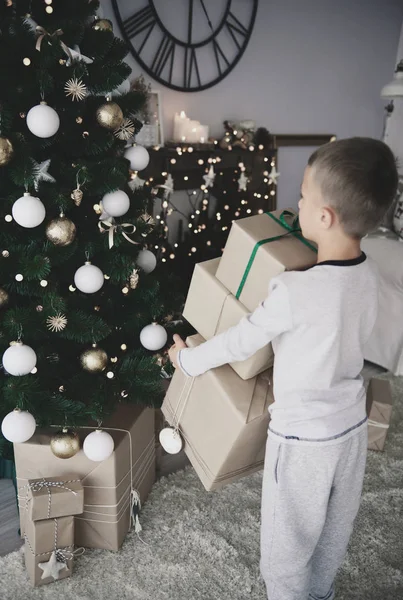 Oy poner regalos bajo un árbol de Navidad —  Fotos de Stock