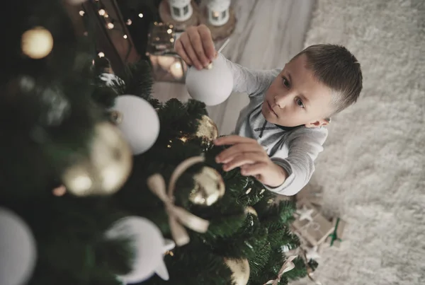 Menino preparando uma árvore de férias — Fotografia de Stock