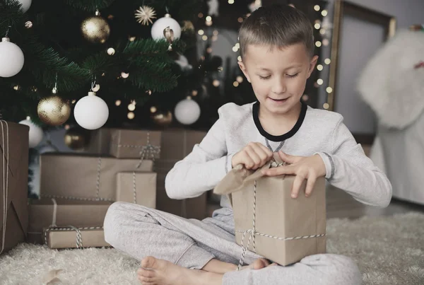 クリスマス紙を引き裂くの少年 — ストック写真