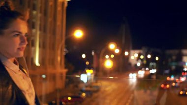 Öğrenci gece şehirde bir telefon görüşmesi var 