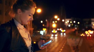 telefon ve sokakta yürüyen bir kadındır 