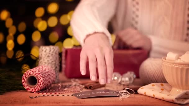 Le mani della donna che fanno un regalo — Video Stock