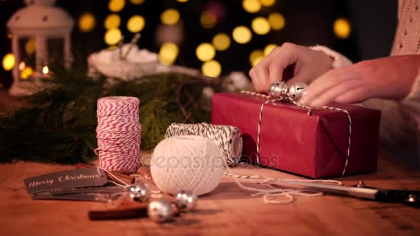 Mão humana preparando um presente para o Natal — Vídeo de Stock