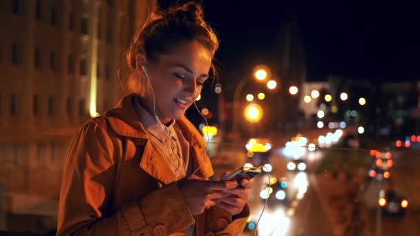 Vrouw met smartphone voor videogesprek — Stockvideo