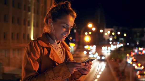 Woman spending night time in city — Stock Video