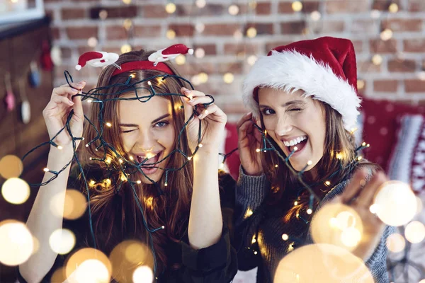 Amigos guiñando un ojo y riendo — Foto de Stock