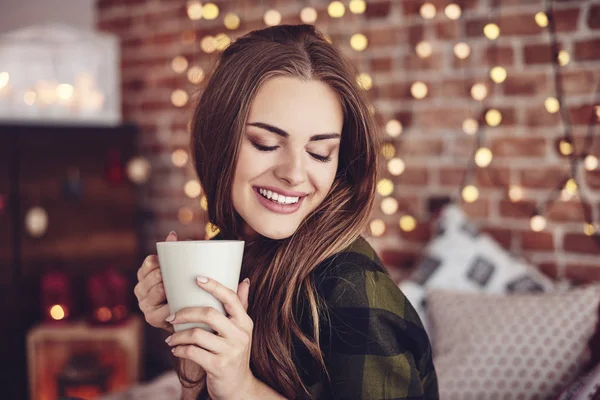 コーヒーを飲む女性の笑みを浮かべてください。 — ストック写真