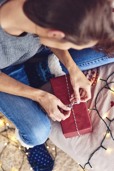 Vrouw verpakking vakantiegift — Stockfoto