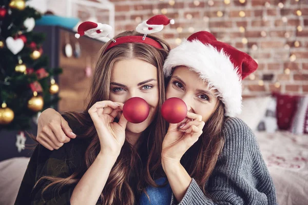 Mujeres jugando con decoraciones navideñas —  Fotos de Stock