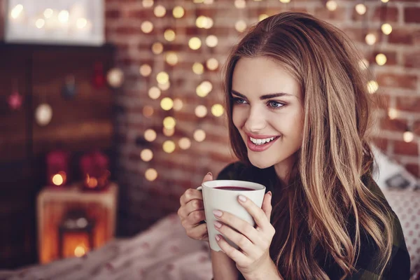 sıcak çay içme kadın 