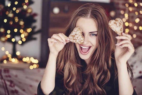 Woman holding cookie — Stock Photo, Image