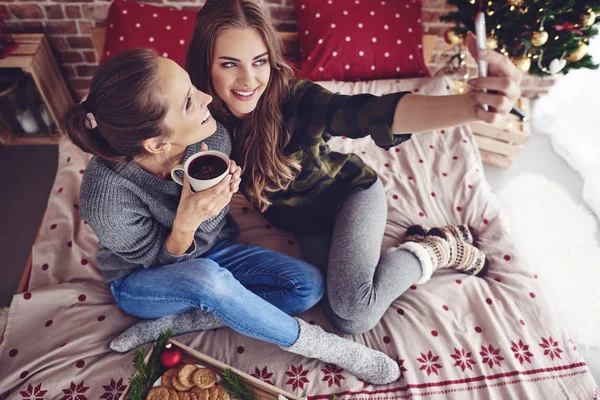 kadın bir selfie alarak