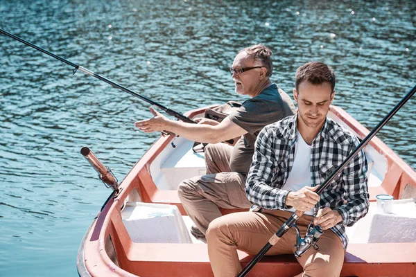 Hombres que pescan desde bote de remos —  Fotos de Stock