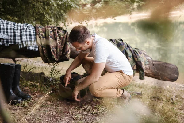 Issız bir yere kaçan adam