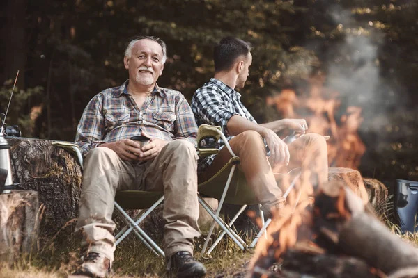 Kaksi miestä telttailemassa — kuvapankkivalokuva