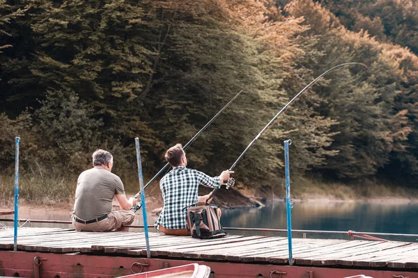 两名男子钓鱼 — 图库照片