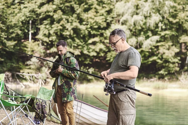 两名男子钓鱼 — 图库照片