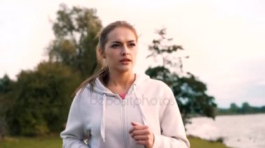 Kadın jogger genel parkta egzersiz 