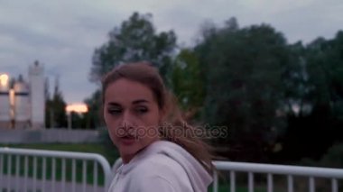 Akşam çalışan kadın