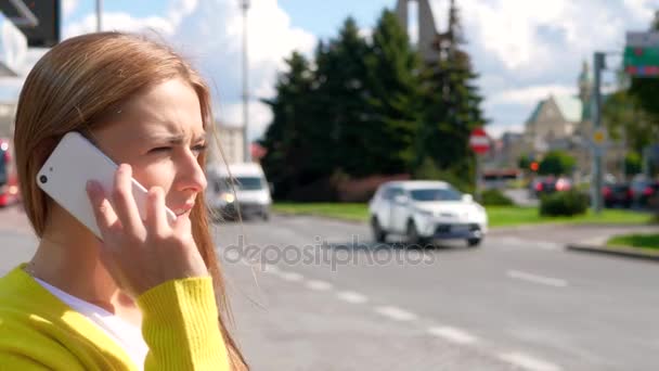 Woman is on the phone and waiting  for a bus — Stock Video