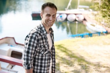  gülümseyen yakışıklı adam 