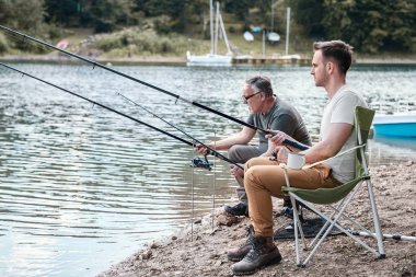 İki adam balık tutuyor.