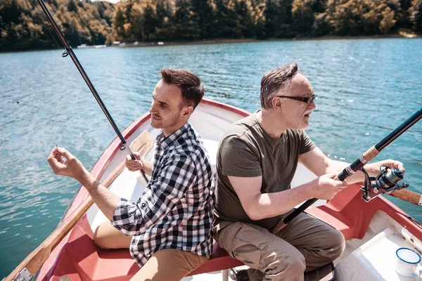 Muži, rybaření ze člunu — Stock fotografie