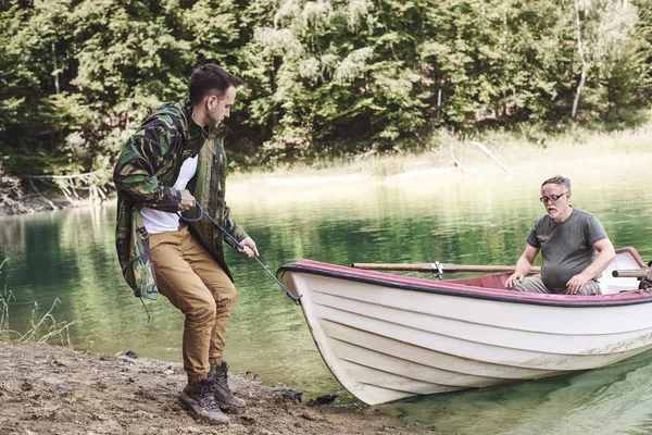 Hombres varando un barco — Foto de Stock