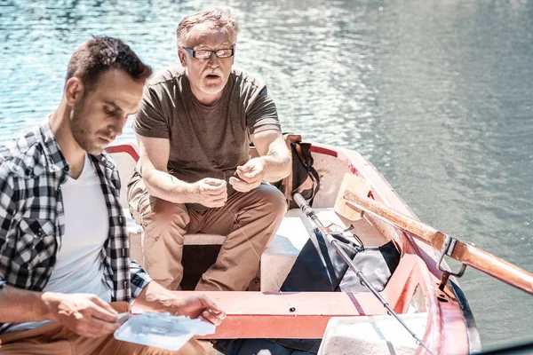 Hombres que pescan desde bote de remos — Foto de Stock