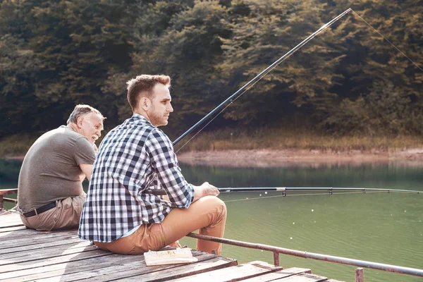 Dos hombres pescando —  Fotos de Stock