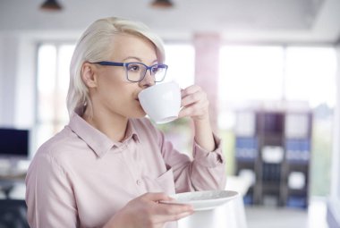 Kadın içme kahve ofisi  