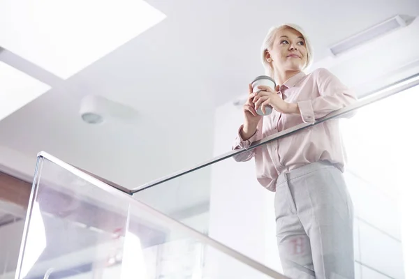 Businesswoman drinking coffee while a short break — Stock Photo, Image