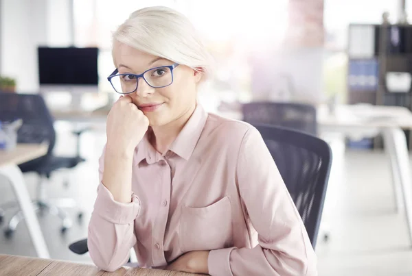 Näringsidkare som sitter vid skrivbord — Stockfoto