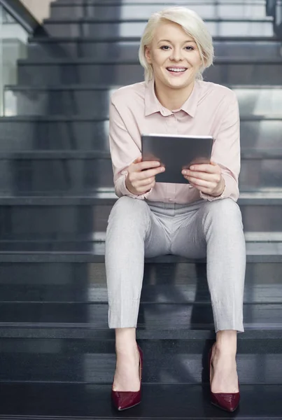 デジタル タブレットの階段の上に座って、実業家 — ストック写真