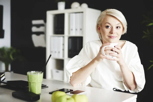 Frau mit Becher — Stockfoto