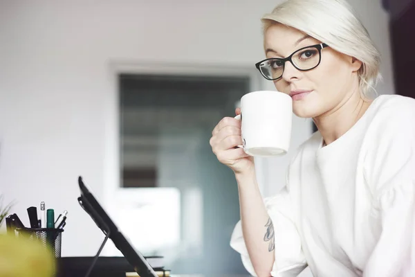 Forretningskvinne som drikker varm kaffe – stockfoto
