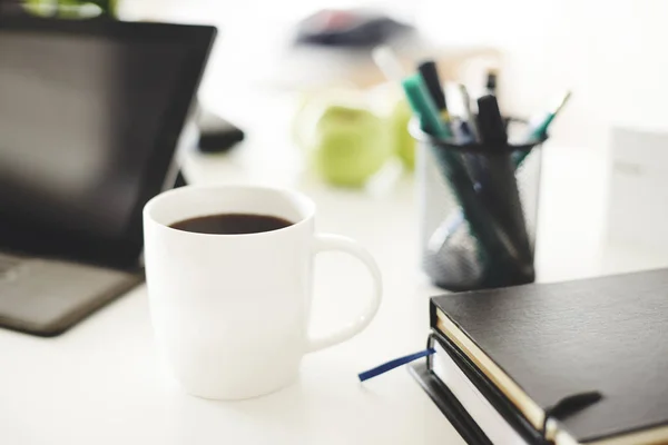 Material de escritório com caneca de café — Fotografia de Stock