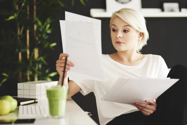 Businesswoman comparing documents — Stock Photo, Image