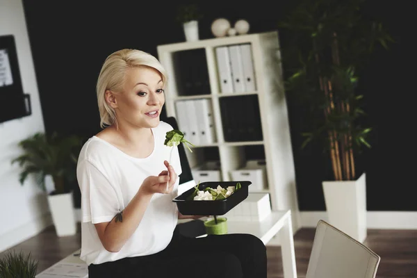 Vrouw die salade eet — Stockfoto