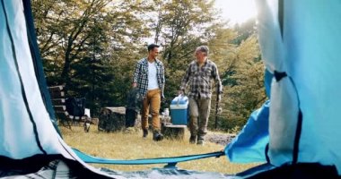 Baba ve oğul bir kamp gezisi 