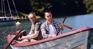 Kayığın oturan iki nesil adam 