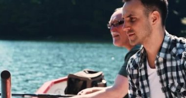 Erkekler biraz balık yakalamaya çalışıyor