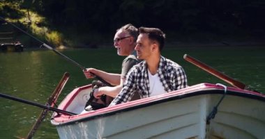 İki adam manzarayı Balık tutma sırasında 