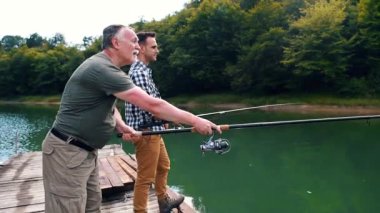 Balık tutma sırasında baba ile oğlu vida 