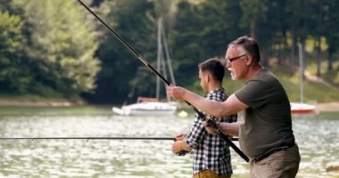 Güneşli gün Balık tutma baba ile oğlu 