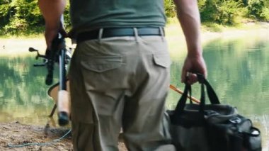 Olta doğru kayık ile gidiş erkek arkadan görünüş 