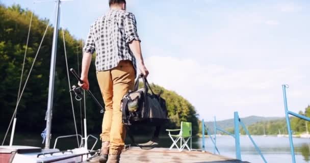 Pescador caminando en muelle de pesca — Vídeo de stock