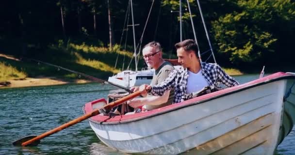 Twee vissers die vissen in de boot — Stockvideo